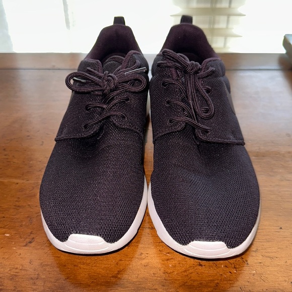 Women’s Nike Roshe - Picture 2 of 4